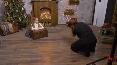 摄影师拍摄女孩青<strong>少年</strong>圣诞节树壁炉背景
